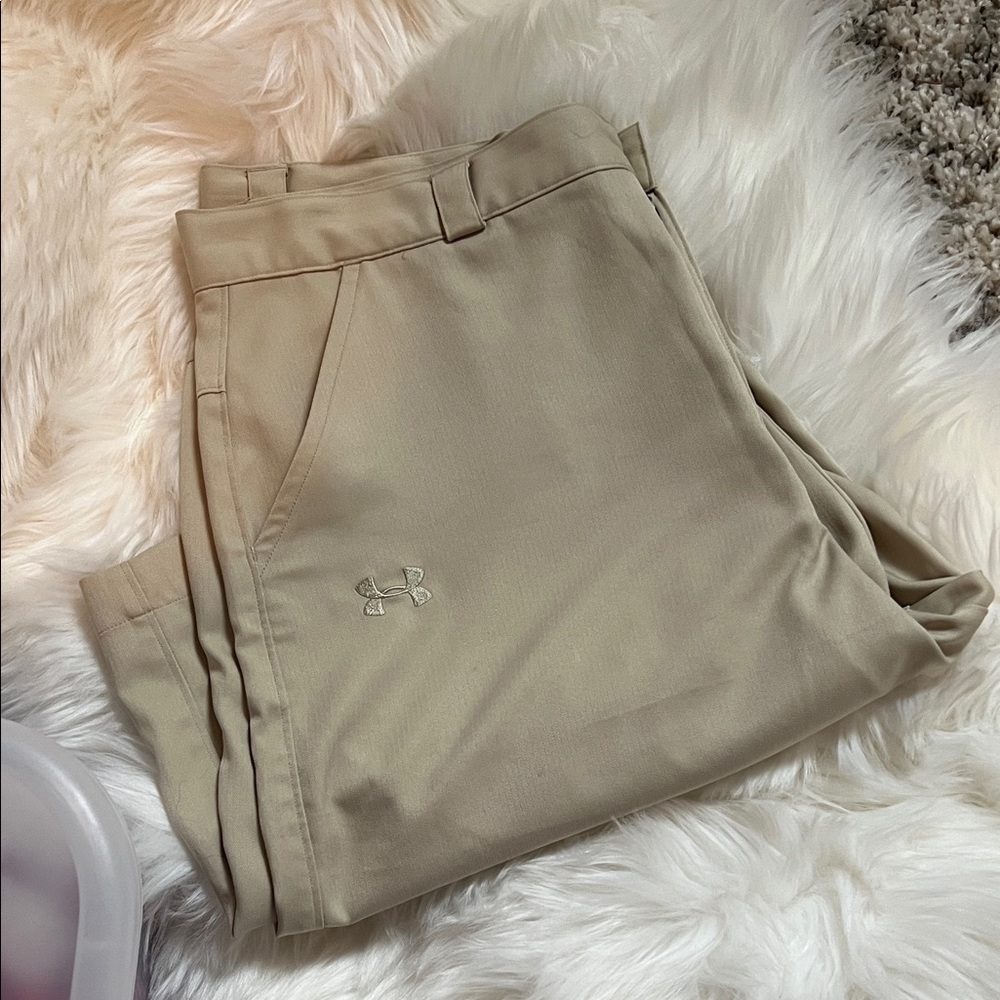 Under Armour Men's khaki golf shorts